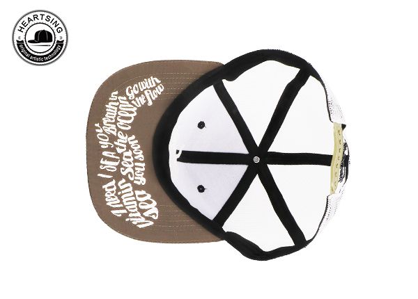 Внутри изготовленной на заказ дышащей бейсболки из белой сетки с 6 панелями