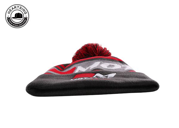 Изготовленная на заказ зимняя мягкая вязаная шапочка Унисекс с манжетами и помпонами в полоску темно-серого цвета-b011