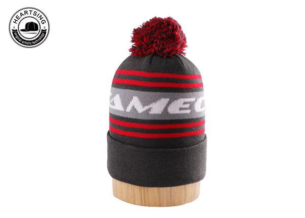 Изготовленная на заказ зимняя мягкая вязаная шапочка Унисекс с манжетами и помпонами в полоску темно-серого цвета-b011