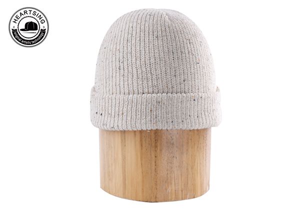 Изготовленная на заказ объемная шапочка-бини из белой пряжи в крапинку-b012