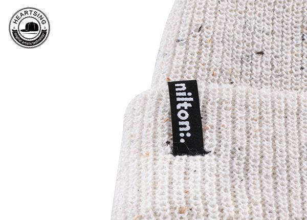 Изготовленная на заказ объемная шапочка-бини из белой пряжи в крапинку-b012