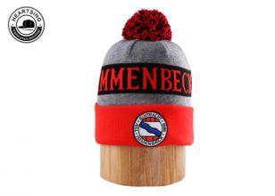 Изготовленная на заказ серая вязаная шапка с помпоном и манжетами из вереска-b014