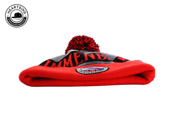 Изготовленная на заказ серая вязаная шапка с помпоном и манжетами из вереска-b014