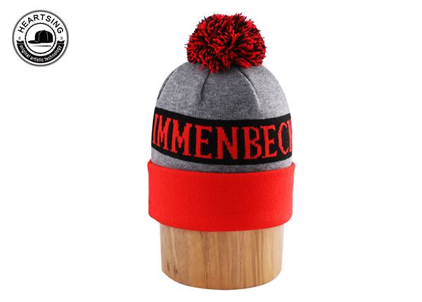 Изготовленная на заказ серая вязаная шапка с помпоном и манжетами из вереска-b014