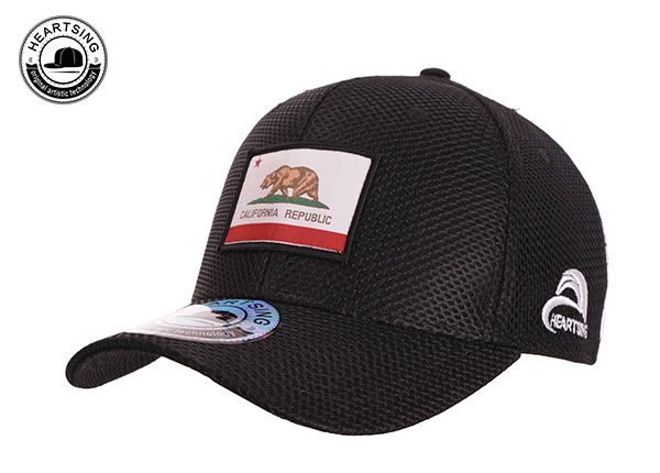 Наклонная черная бейсболка с застежкой на кожаном ремешке