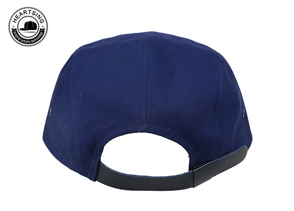 Тыльная сторона темно-синей камуфляжной шляпы с неструктурированными 5-панелями и кожаным ремешком сзади