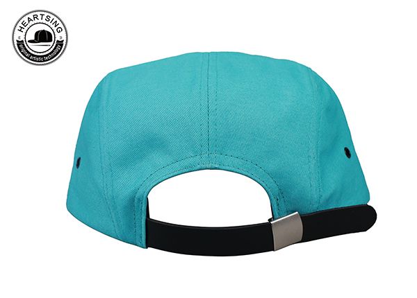 Шляпа на кожаном ремешке из 5 панелей сзади зеленого и оранжевого цветов с кожаной нашивкой