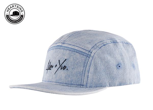Косая часть светло-голубой застиранной джинсовой походной кепки