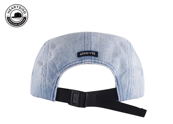 Задняя часть светло-голубой застиранной джинсовой походной кепки