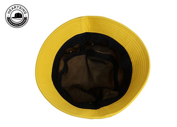 Внутри изготовленной на заказ оранжевой хлопчатобумажной шляпы-ведерка