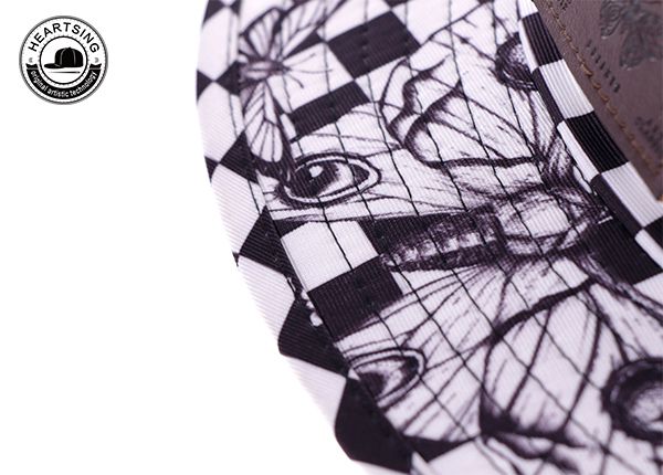 Черно-белая шляпа-ведро с полями из сшитой на заказ кожаной нашивки