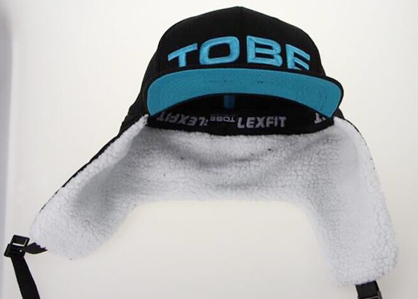 Передняя часть черной зимней шапки-ушанки из полярного флиса