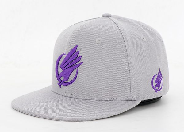 Серая кепка-снэпбэк с 3D-вышивкой по краю из акрила