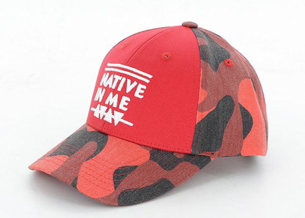 Косой взгляд на изготовленную на заказ красную камуфляжную бейсболку дальнобойщика