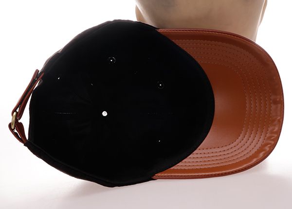 Внутренняя часть изготовленной на заказ замшевой кепки с кожаным ремешком