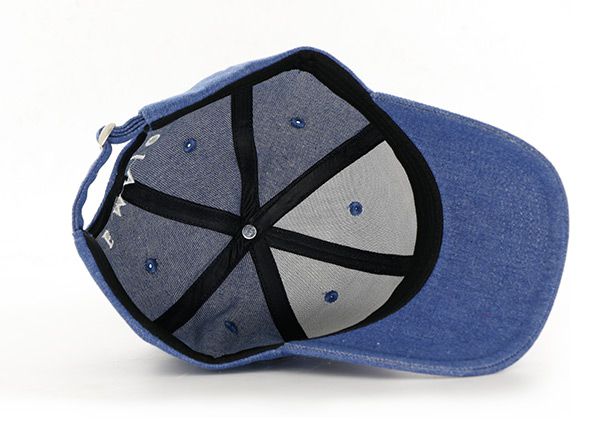 Внутри изготовленной на заказ мужской джинсовой шляпы из потертого денима