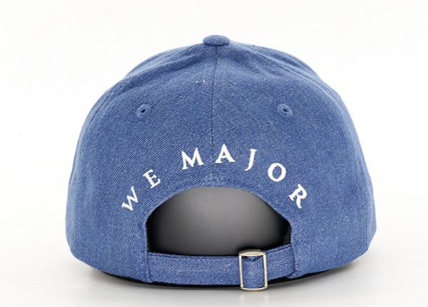 Задняя сторона изготовленной на заказ мужской джинсовой шляпы из потертого денима