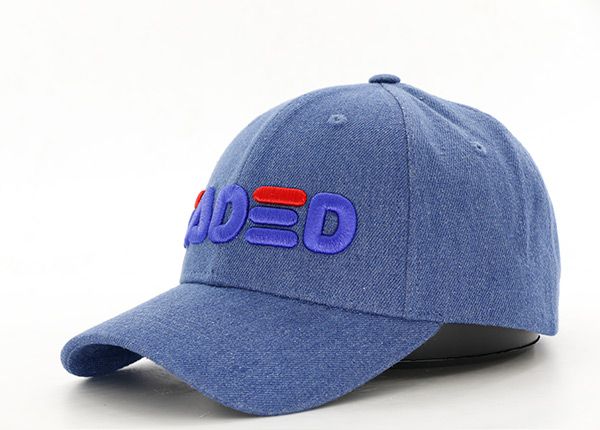 Уклон изготовленной на заказ мужской джинсовой шляпы из потертого денима