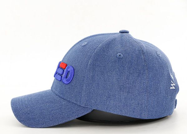 Сторона изготовленной на заказ мужской джинсовой шляпы из потертого денима