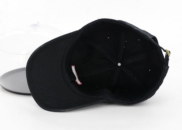 Внутренняя сторона изготовленной на заказ черной простой выстиранной хлопчатобумажной папиной шляпы