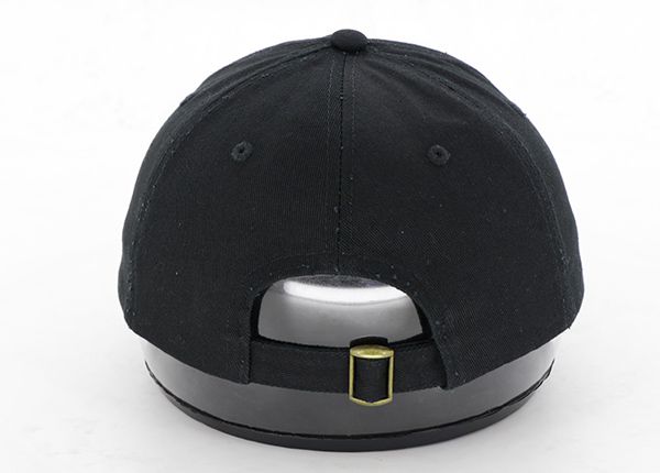 Задняя сторона изготовленной на заказ черной простой выстиранной хлопчатобумажной папиной шляпы