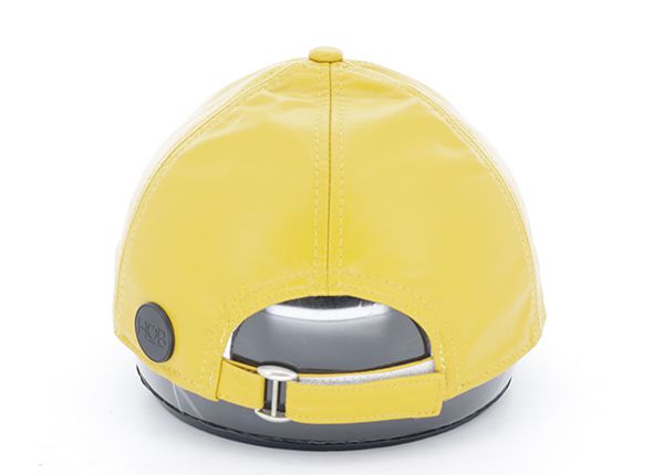 Задняя часть изготовленной на заказ желтой пустой кожаной бейсболки