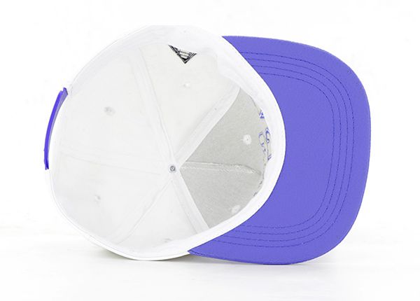 Внутренняя часть изготовленной на заказ мужской кепки Snapback из белой кожи с 5 панелями