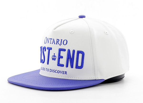 Наклон изготовленной на заказ мужской кепки-снэпбэка из белой кожи с 5 панелями