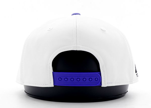 Задняя сторона изготовленной на заказ мужской кепки Snapback из белой кожи с 5 панелями