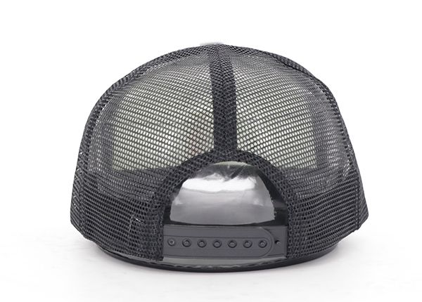 Задняя сторона изготовленной на заказ шляпы дальнобойщика Snapback с 5-панельной печатью и белой пеной