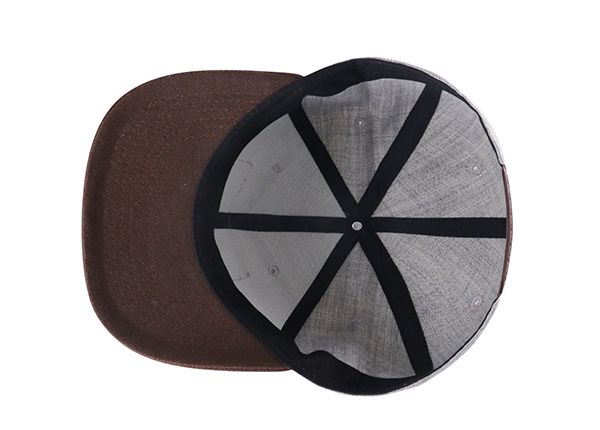 Внутри изготовленной на заказ шляпы с плоским козырьком и американским флагом Snapback