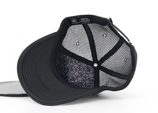 Внутри изготовленной на заказ черной пустой шляпы дальнобойщика Snapback