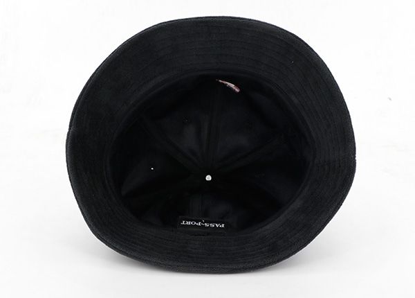 Внутренняя часть пустой черной хлопчатобумажной шляпы-ведерка с 6 панелями