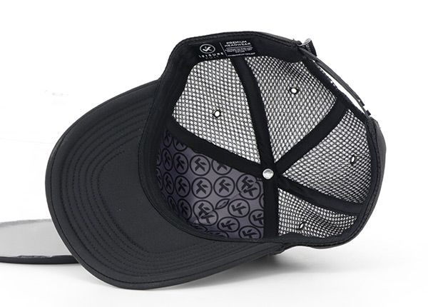 Внутри Черная шляпа дальнобойщика из пенопластовой заготовки