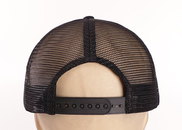 Задняя часть черной хлопчатобумажной шляпы дальнобойщика с трафаретным принтом