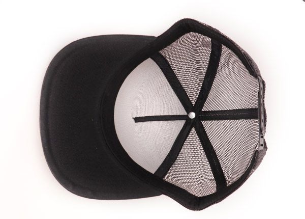 Внутри черная хлопчатобумажная шляпа дальнобойщика с трафаретным принтом