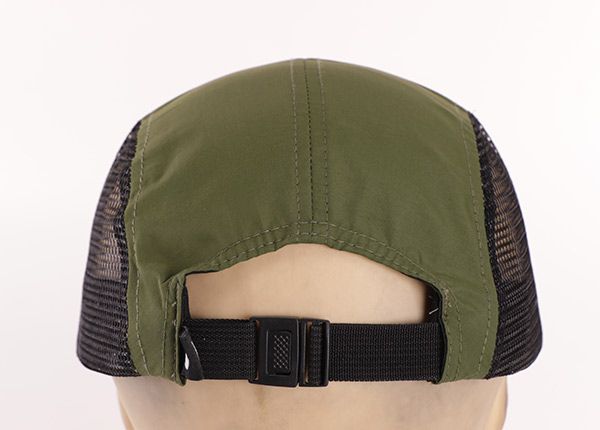 Задняя часть изготовленной на заказ винтажной шляпы из сетки с 5 панелями и нейлоновой застежкой на ремешке