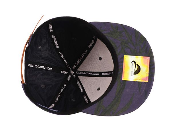 Внутри изготовленной на заказ фиолетовой хлопчатобумажной бейсболки с рельефной вышивкой логотипа Флага штата Аляска