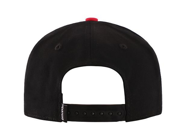 Задняя часть черной шляпы Snapback с загнутыми полями и вышитым красным рельефным логотипом