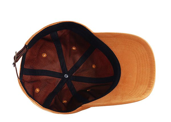 Бейсболка из однотонной желтой замши без логотипа на внутренней стороне.