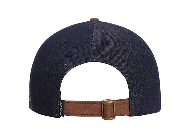 Бейсболка с полями из коричневой замши сзади и застежкой на кожаный Ремешок