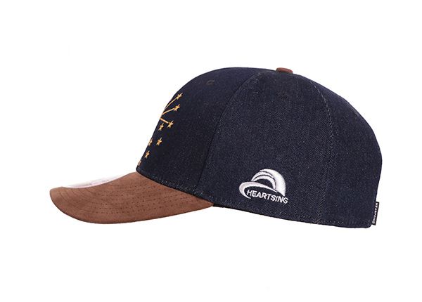 Бейсболка с коричневыми замшевыми полями сбоку и застежкой на кожаный ремешок