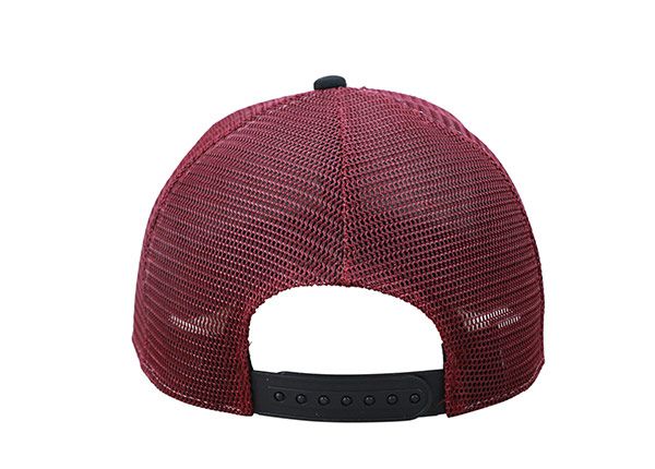 Задняя часть изготовленной на заказ черной охотничьей сетчатой шляпы