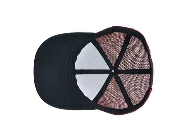 Внутри изготовленной на заказ черной охотничьей сетчатой шляпы