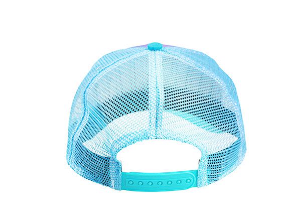 Задняя часть изготовленной на заказ бело-голубой шляпы дальнобойщика