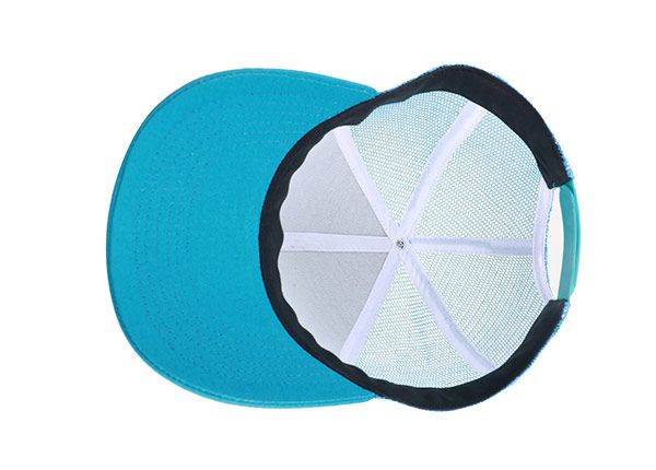 Внутренняя сторона изготовленной на заказ бело-голубой шляпы дальнобойщика