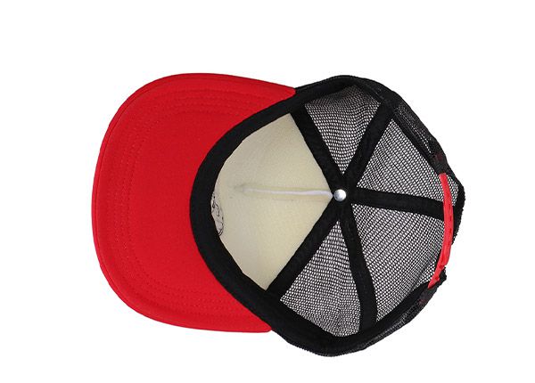 Внутри напечатанной на заказ белой шляпы дальнобойщика из пенопласта