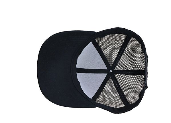 Внутри изготовленной на заказ фиолетовой вышитой сетчатой шляпы