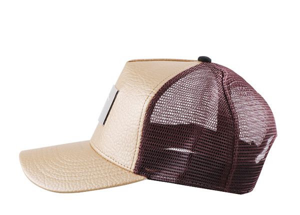 Боковая сторона изготовленной на заказ шляпы из кожаной сетки цвета Хаки с металлической нашивкой