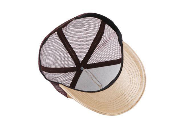 Внутренняя часть изготовленной на заказ шляпы из кожаной сетки Цвета Хаки с Металлической Нашивкой